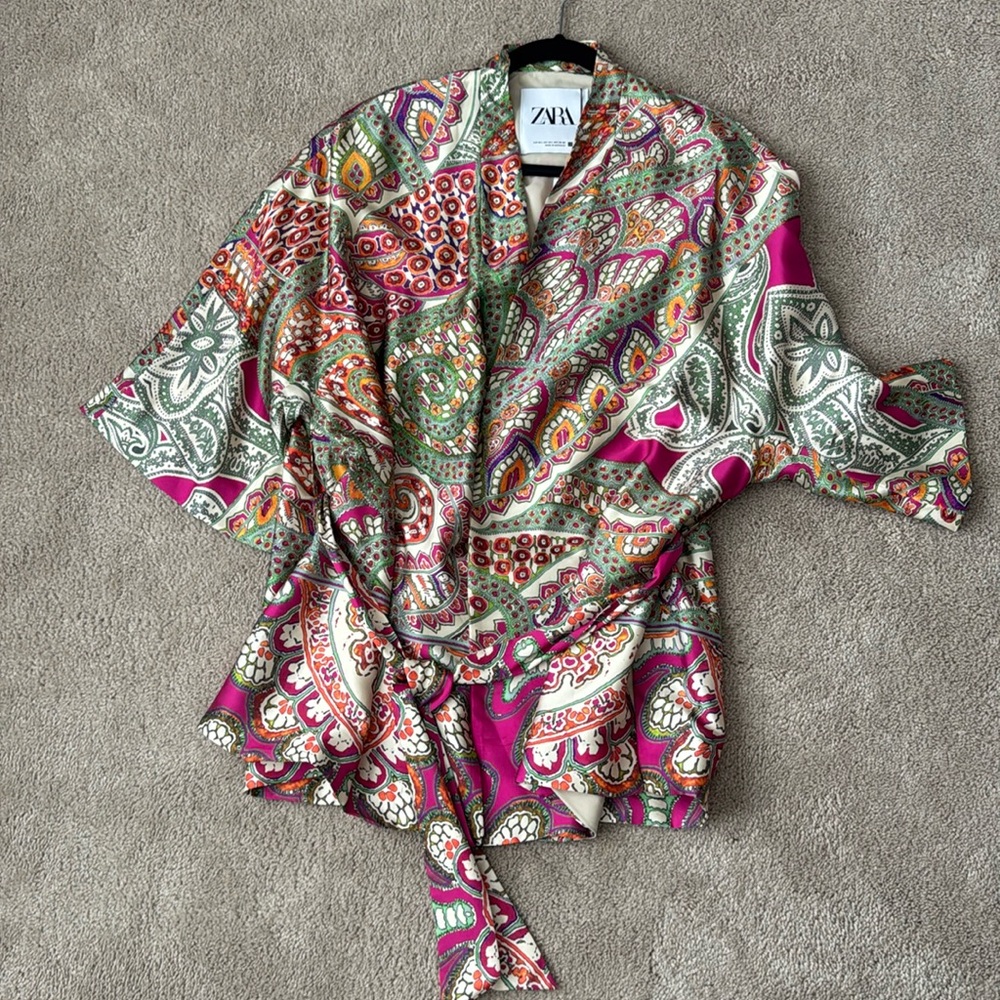New with tags- Women’s Zara paisley Kimono